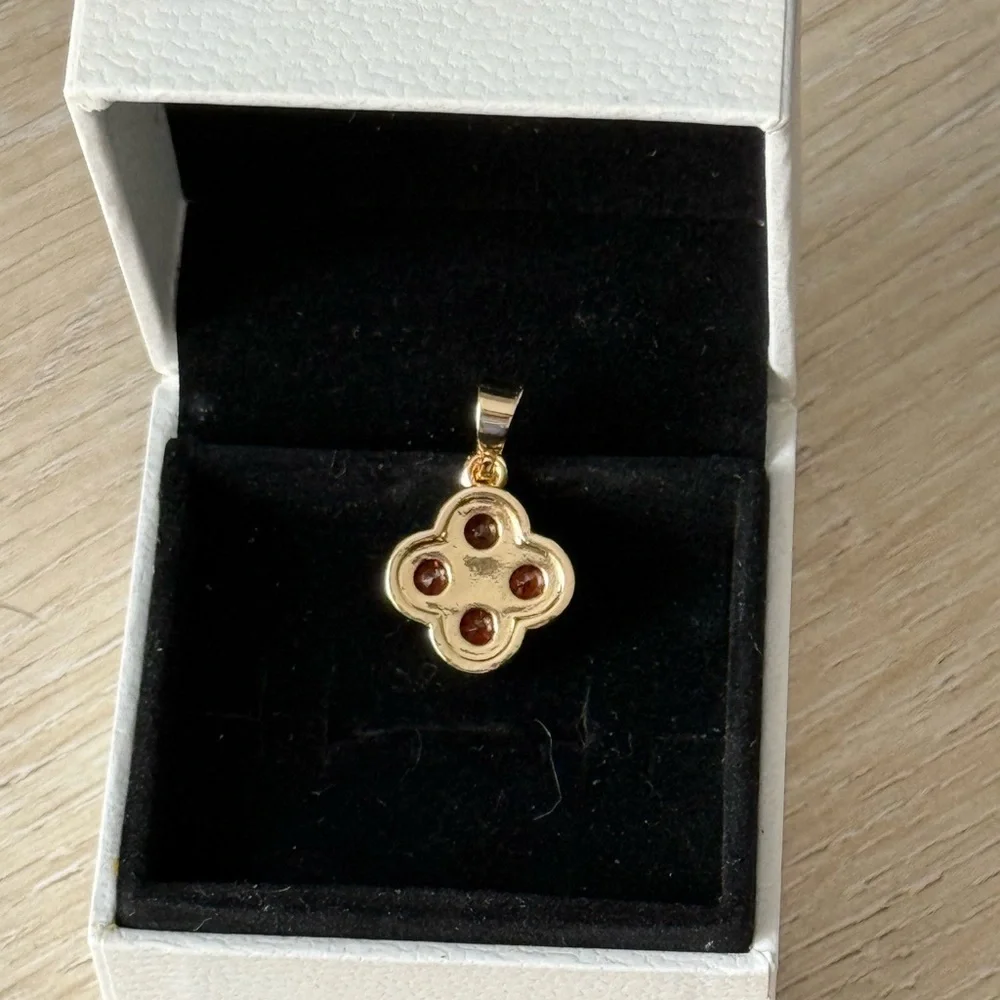 Gold four leaf clover Pendant Necklace - Picture 3 of 3